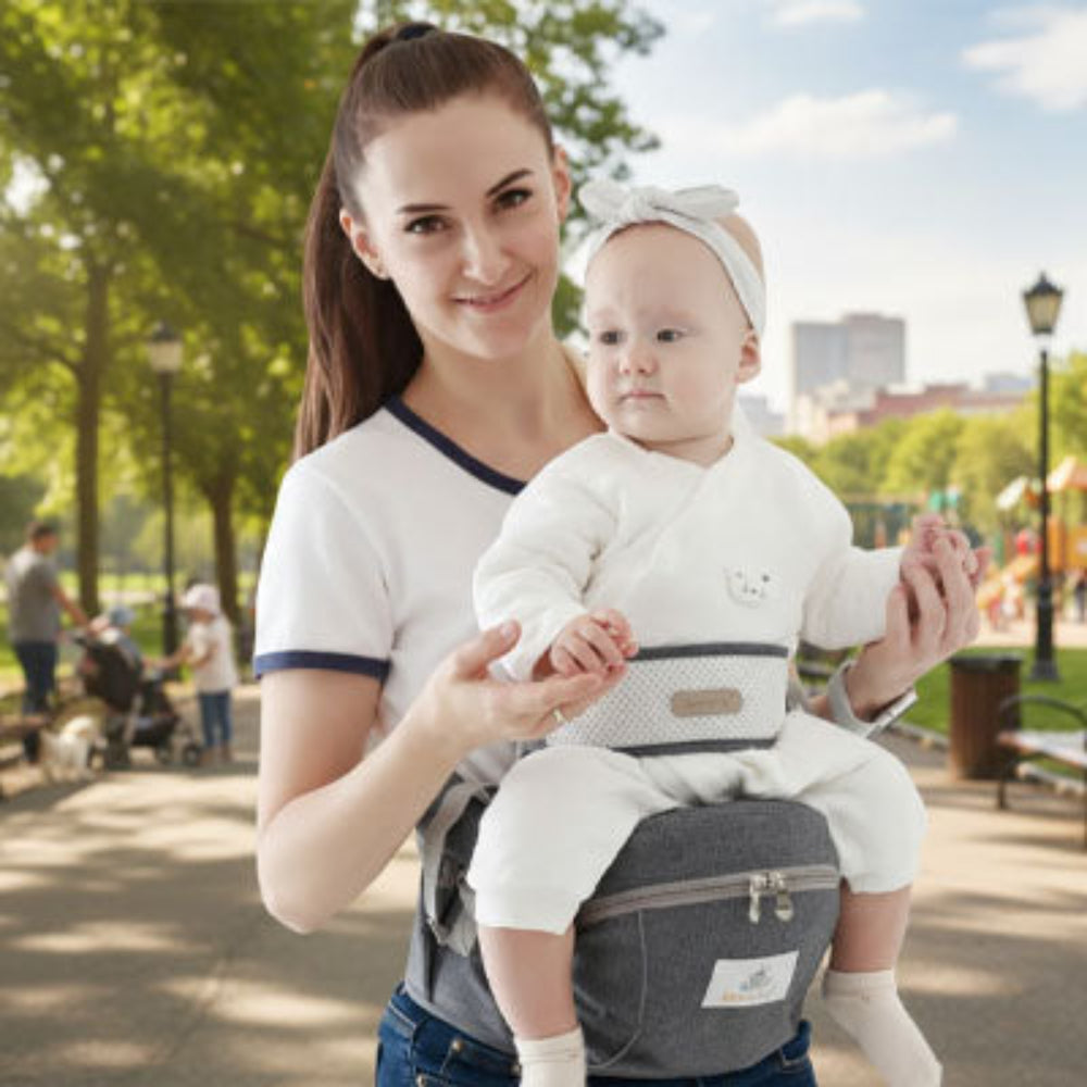 femme tient porte bebe hanche gris