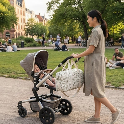 sac a langer imprime feuillu clair sur poussette femme asiatique parc