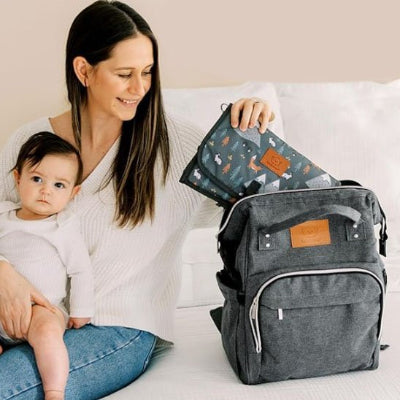 sac a langer multicompatiments gris maman tient bebe