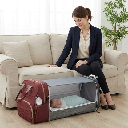 sac a dos a langer lit integre rouge bebe tapis maman regarde